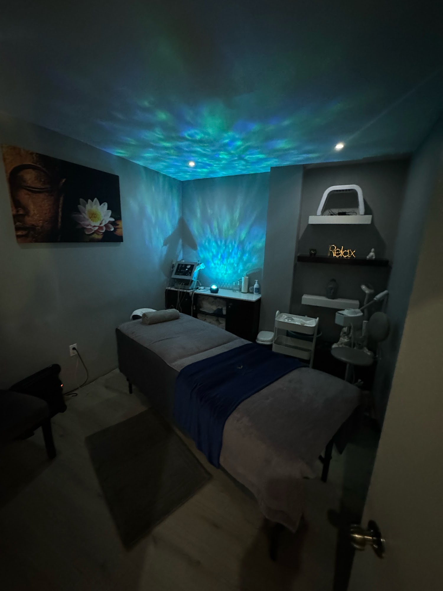 Cabina privada de relajación en Yalet Spa con iluminación cálida y aromaterapia